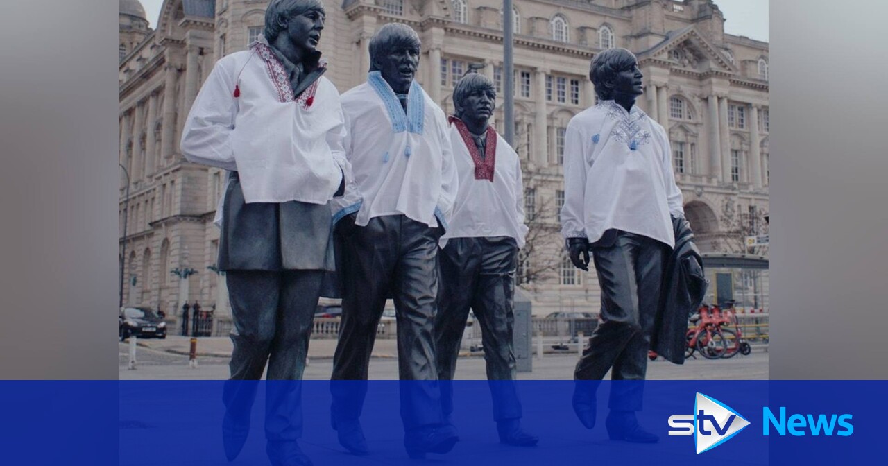 Статую The Beatles одягли в український одяг перед Євробаченням у Ліверпулі