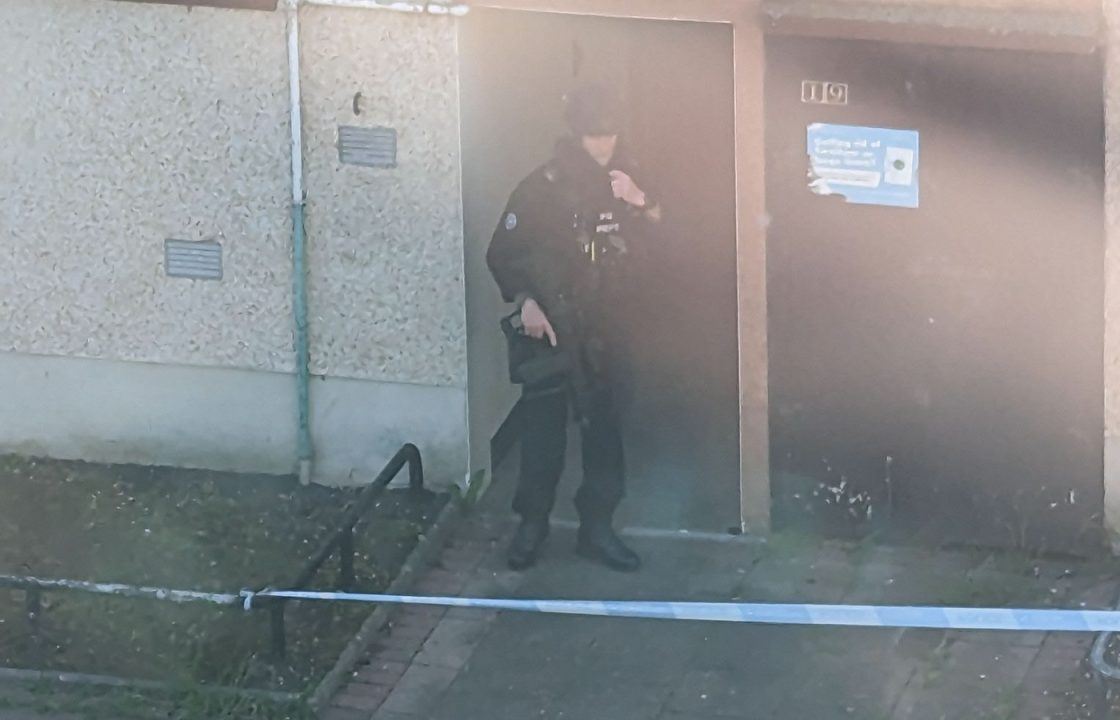 Armed police with machine guns and bulletproof vests raid flat block in Wester Hailes, Edinburgh