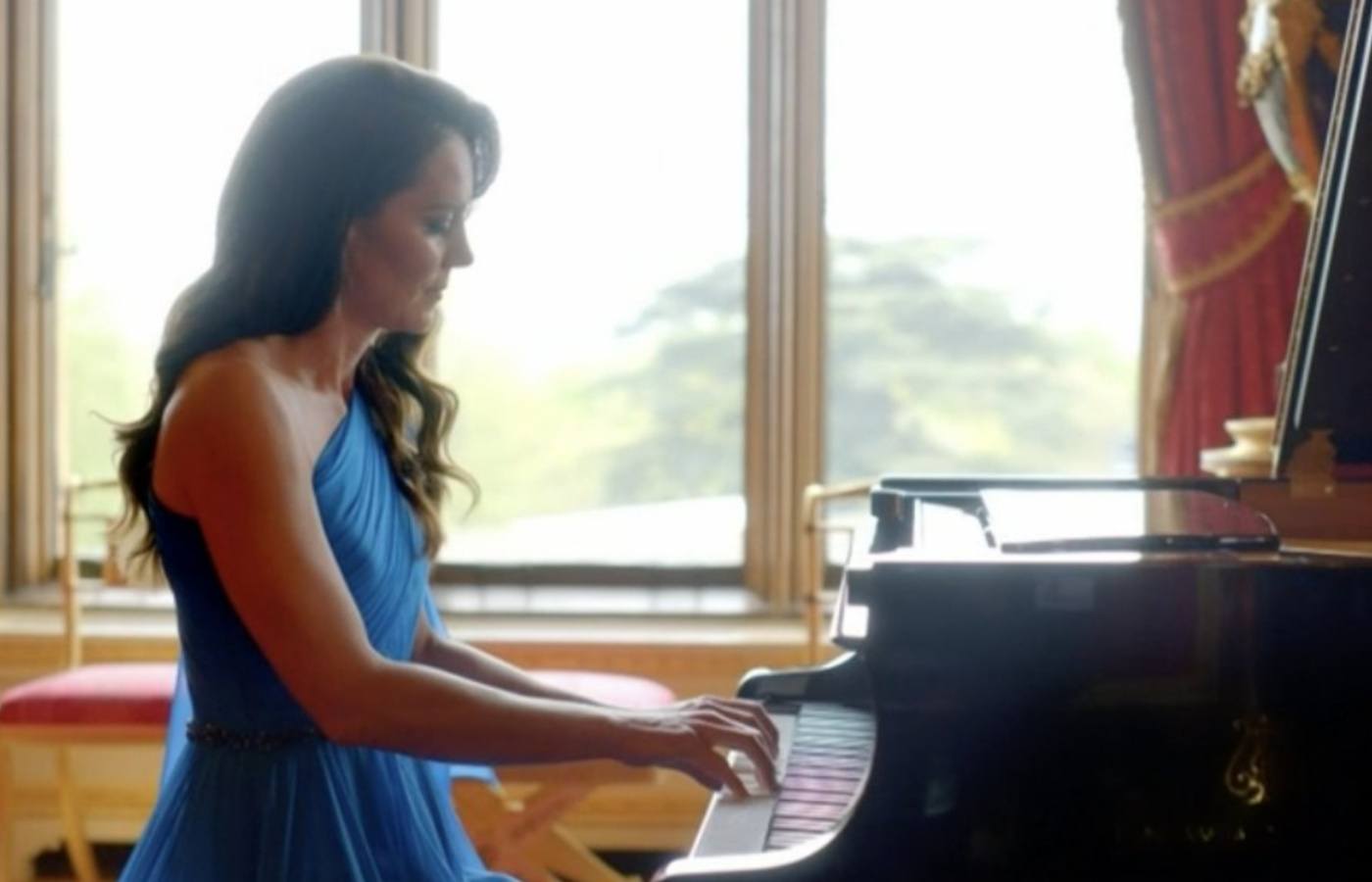 Kate play piano