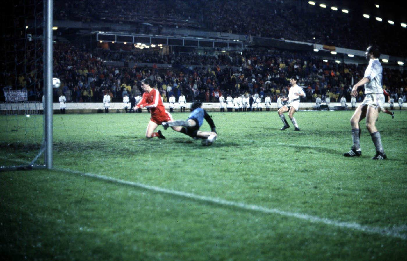 John Hewitt scoring the winning goal for Aberdeen.