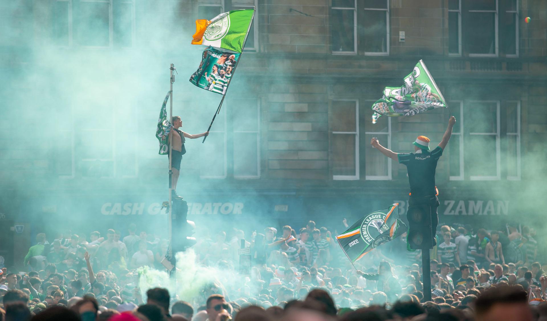 GLASGOW, SCOTLAND - MAY 27: Celtic fans celebrate winning the cinch Premiership title in Glasgow , on May 27, 2023, in Glasgow, Scotland.  (Photo by Euan Cherry / SNS Group)