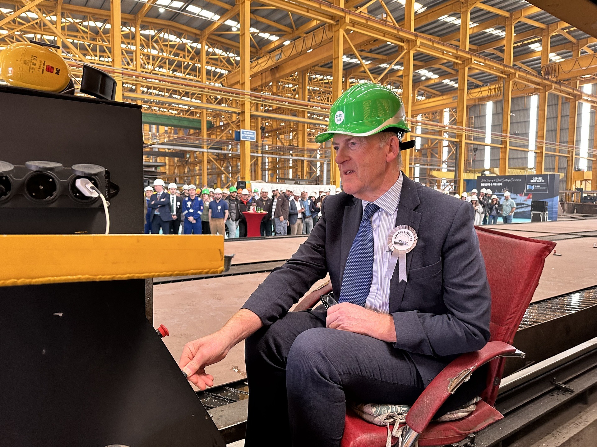 Comhairle Nan Eilean Siar's transportation and infrastructure chairman hitting the button on steel-cutting. 
