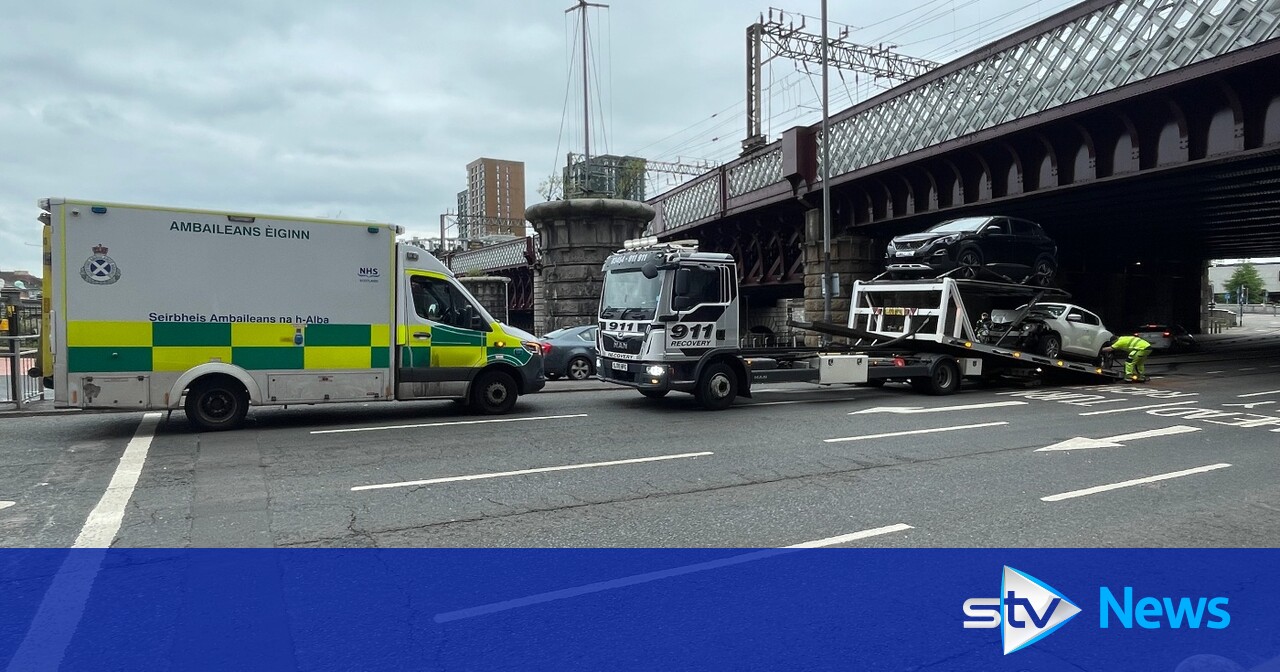 Three-vehicle crash in rush hour Glasgow traffic on Broomielaw leaves