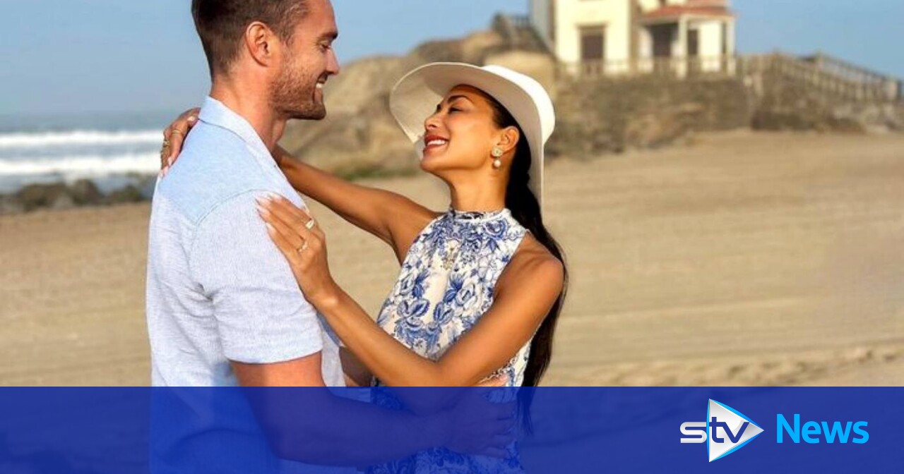 Никол Шерцингер се сгоди за шотландската ръгби звезда Том Еванс след романтично предложение на плажа