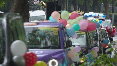 Glasgow taxi outing takes additional needs kids to Troon beach