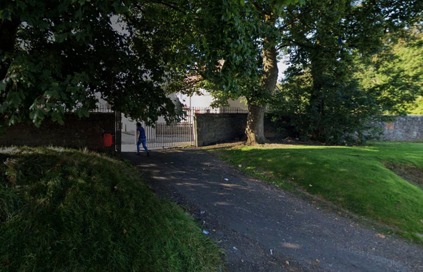 Path between Merton Avenue and Kilspindie Road in the Dryburgh area of Dundee.