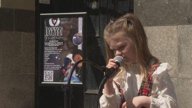 Fife Schoolgirl, 7, busking to raise money for dad’s memorial bench