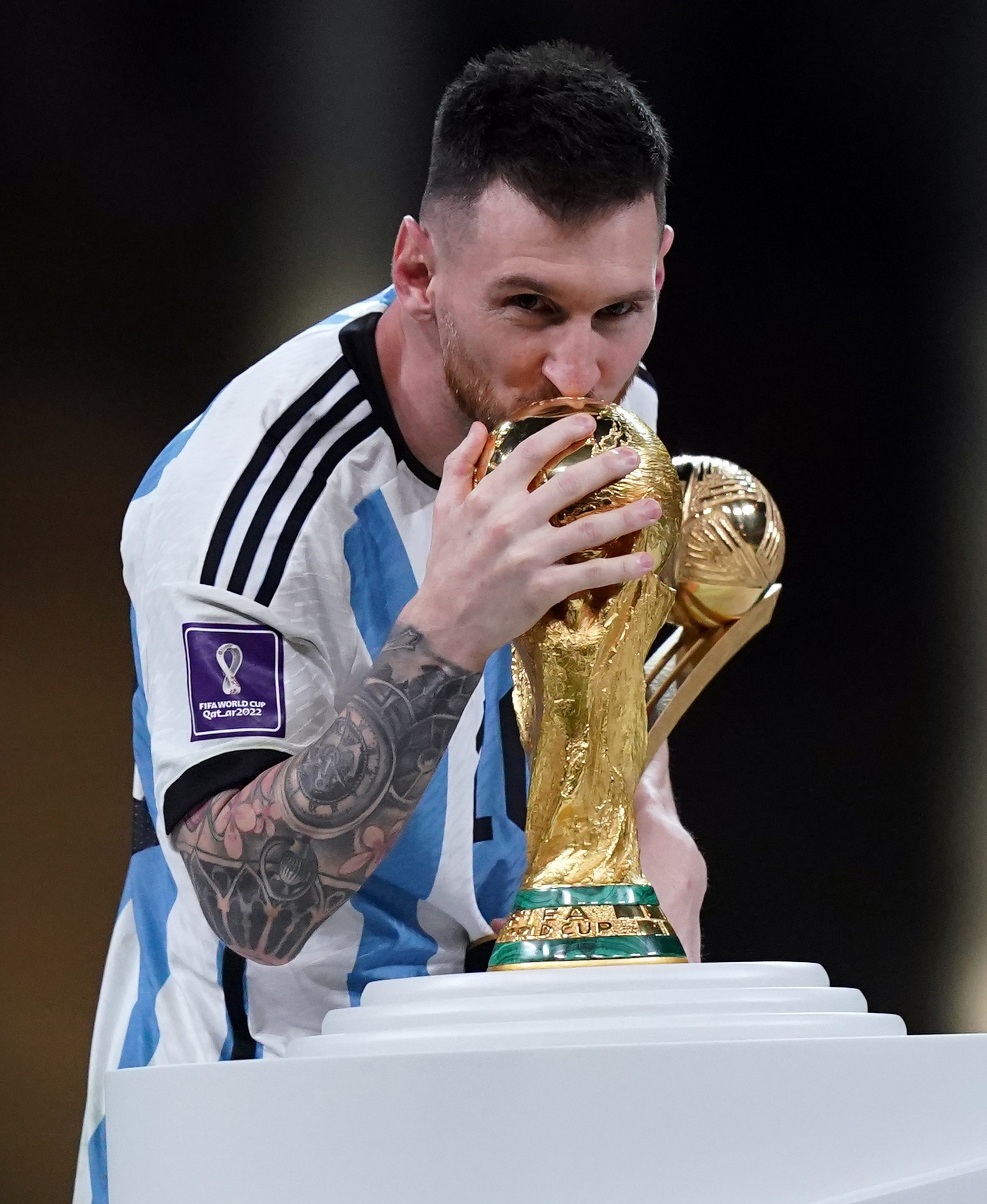 Argentina's Lionel Messi kisses the FIFA World Cup trophy after being presented with the Golden Ball award following victory in the FIFA World Cup final at Lusail Stadium, Qatar. <em> (Mike Egerton/PA)</em>” /><span class=