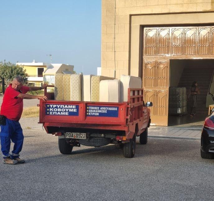 A pick-up truck transports sunbed mattresses to the centre. 