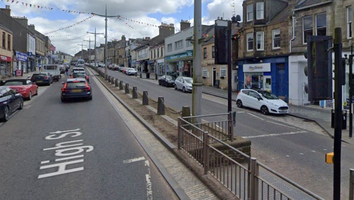 Man dies after being hit by articulated lorry on Lanark High Street