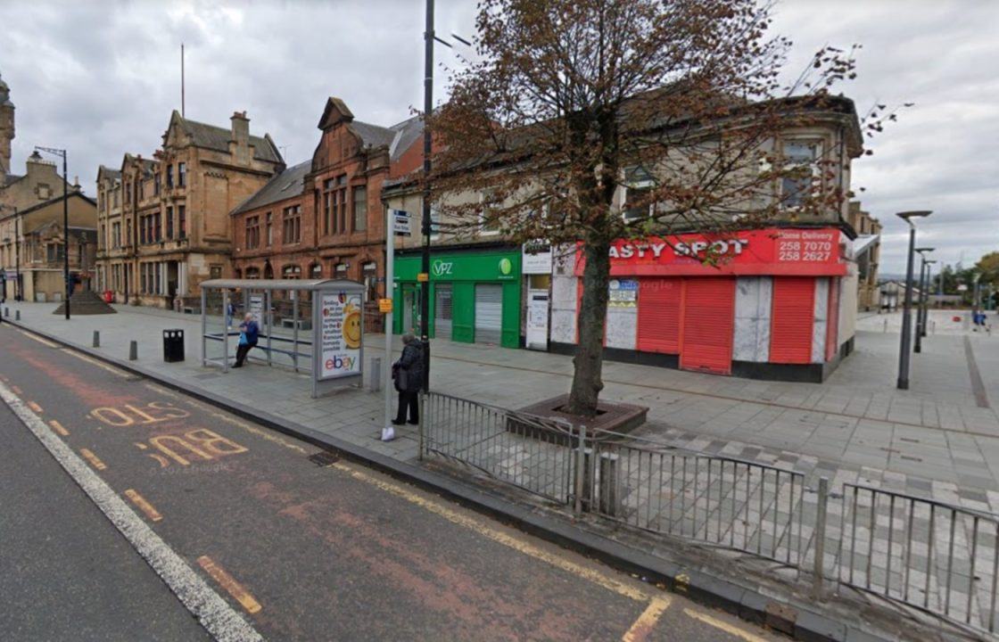 Teen left with head injury after being attacked by gang at bus stop in Rutherglen