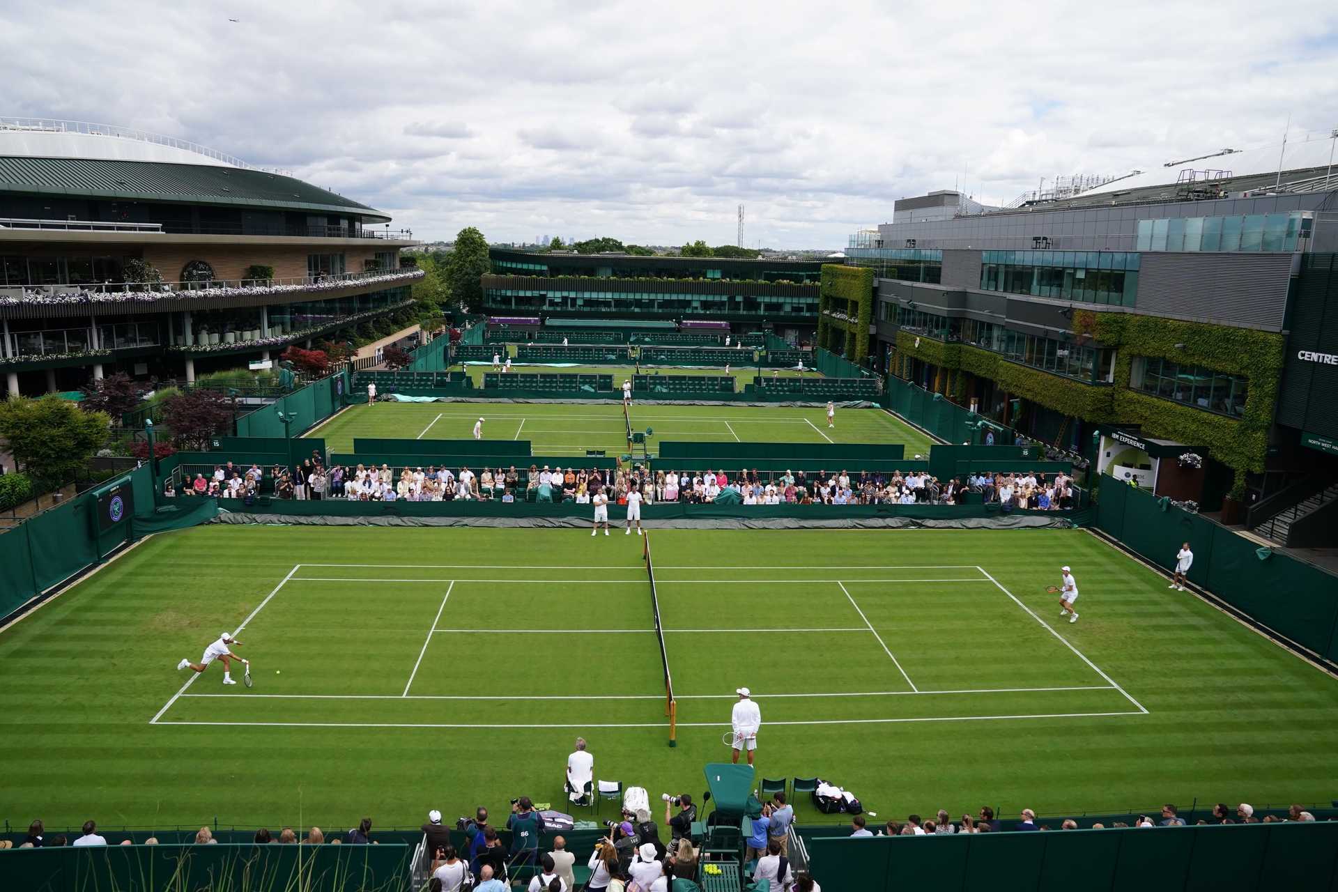 <em>Andy Murray and Novak Djokovic practise at Wimbledon (John Walton/PA)</em>” /><span class=