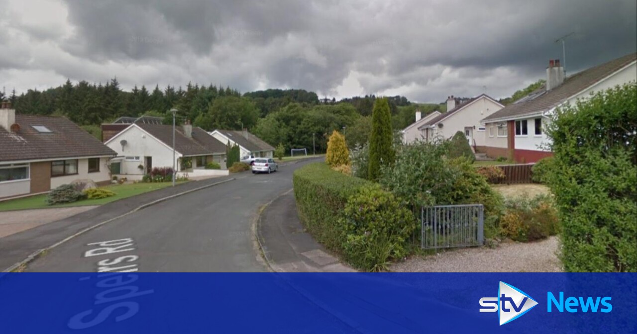 Emergency services race to fire in Lochwinnoch as road closed to public