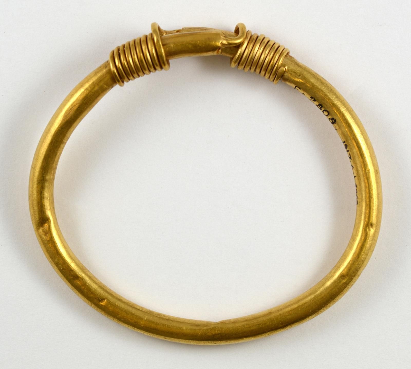 Roman bracelet, dated to the 2nd-3rd century AD, similar to missing items.