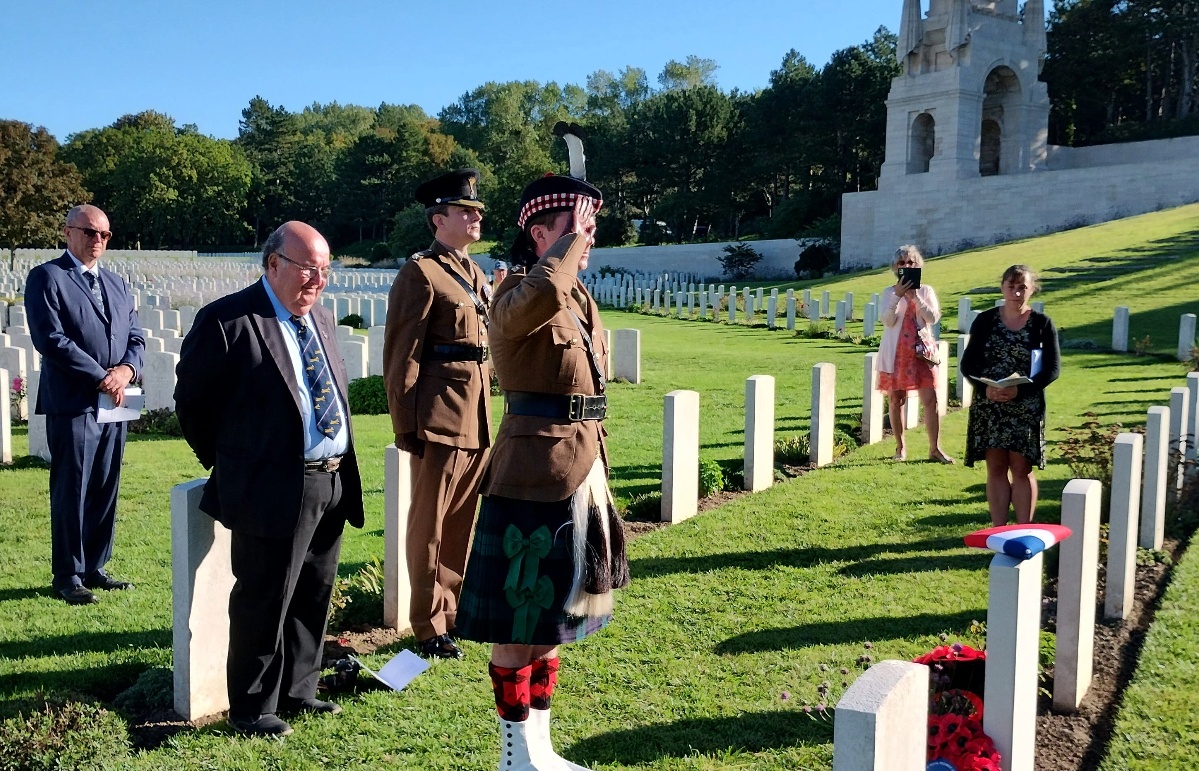 Lt Harry Eaton lays a wreath at the grave of 2nd Lt Boyd (MOD/PA).