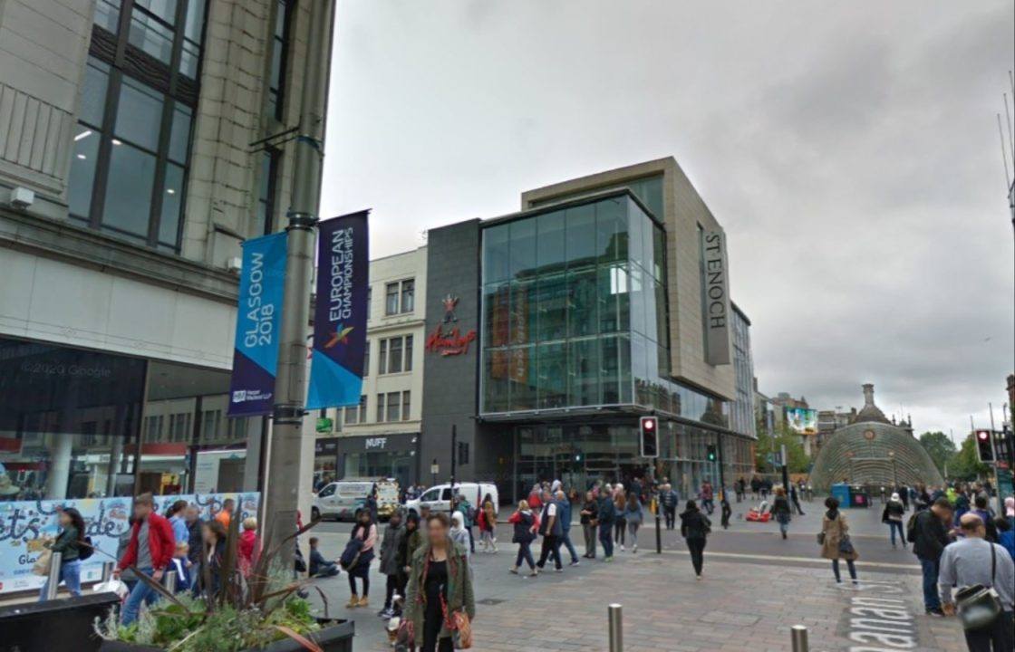 Manhunt after victim seriously injured in Glasgow city centre assault