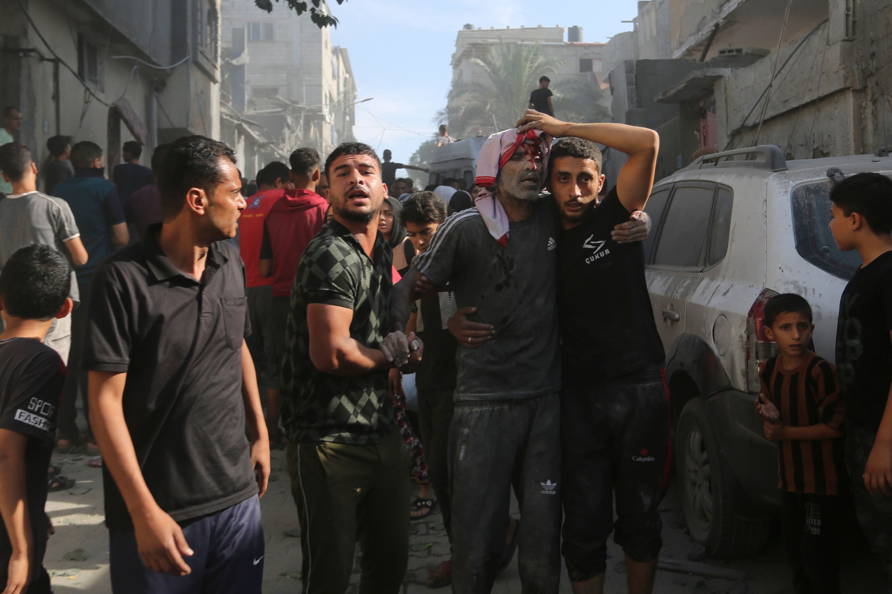 Palestinians evacuate survivors of the Israeli bombardment of the Gaza Strip in Rafah (AP Photo/Hatem Ali) 