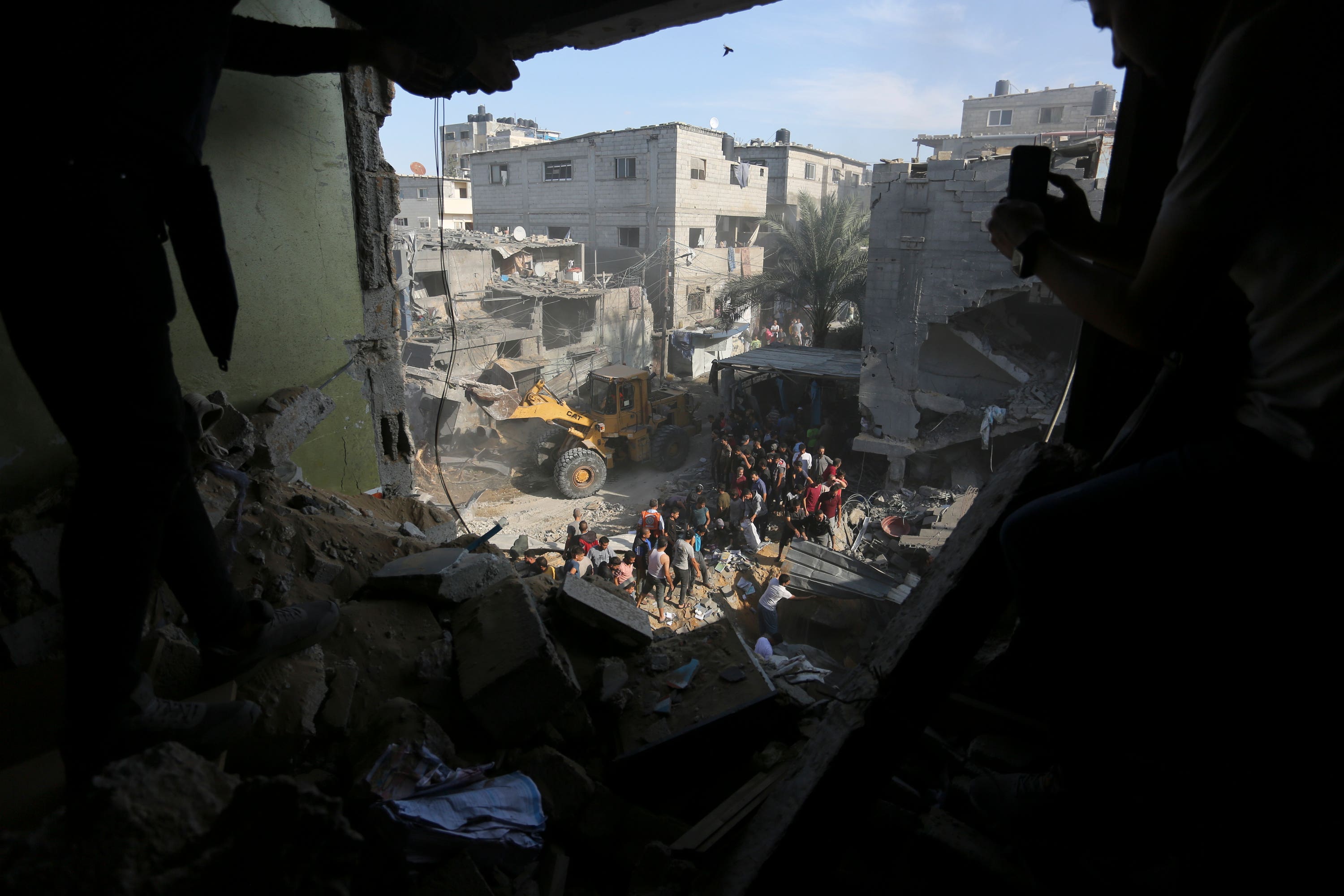 Palestinians look for survivors after an Israeli strike on Rafah (AP Photo/Hatem Ali) 