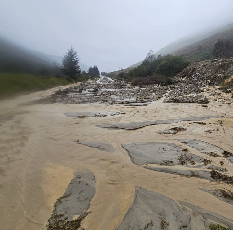 The A83 between Tarbet and Lochgilphead remains closed following multiple landslips.