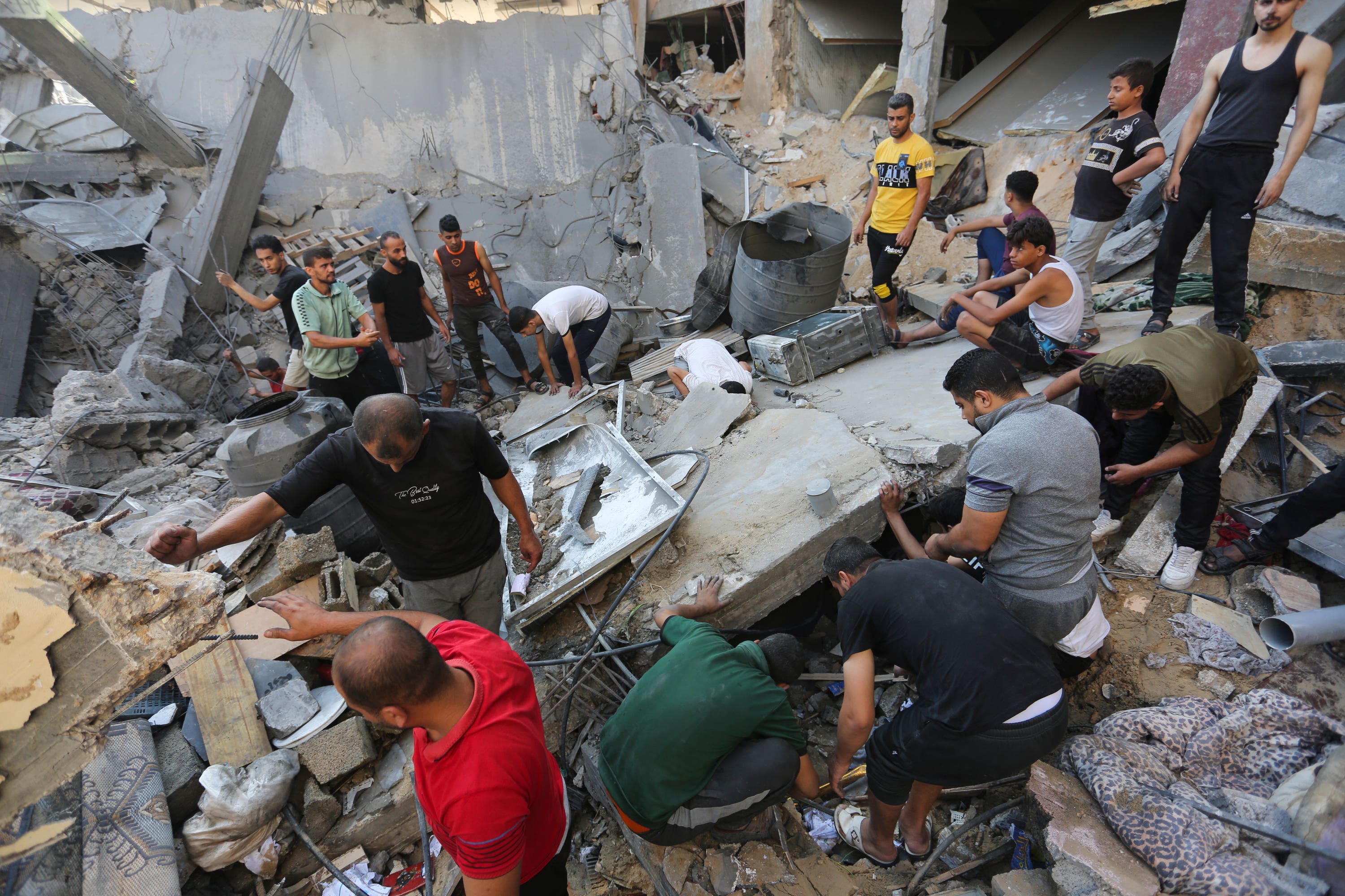 Palestinians look for survivors after an Israeli strike in Rafah (AP Photo/Hatem Ali) 