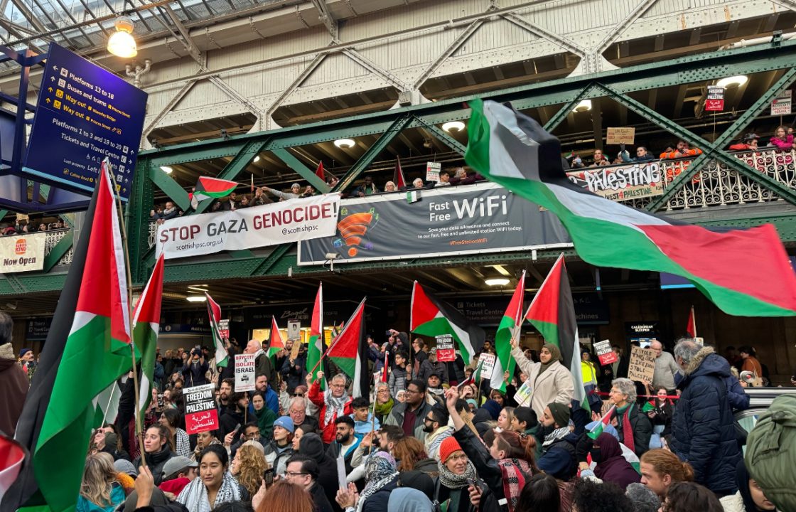 Hundreds gather at Edinburgh Waverley train station in support of Palestinians