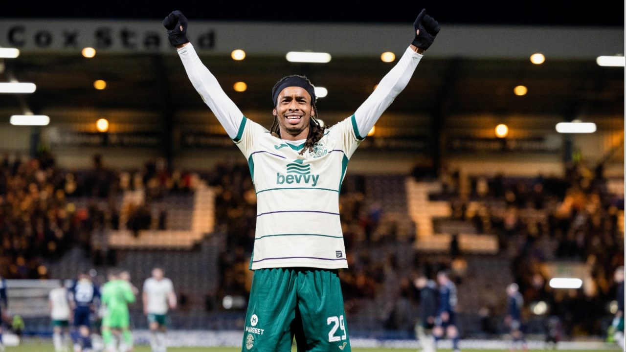Hibernian hold on with ten men to see off Dundee at Dens Park