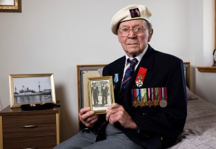 Veteran, 98, pays tribute to fallen soldiers who died during D-day