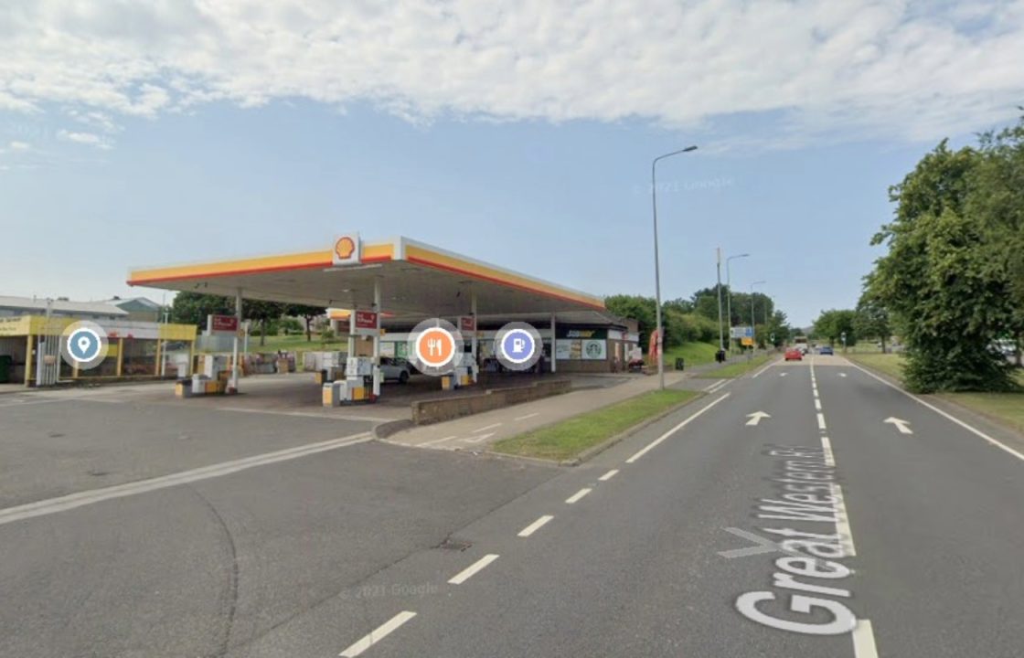 Hunt for two men that stole hundreds of pounds after threatening staff at Clydebank petrol station