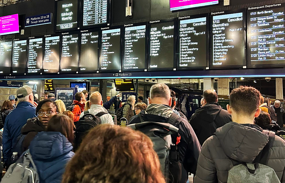 Train services to resume after power outage in Edinburgh STV News