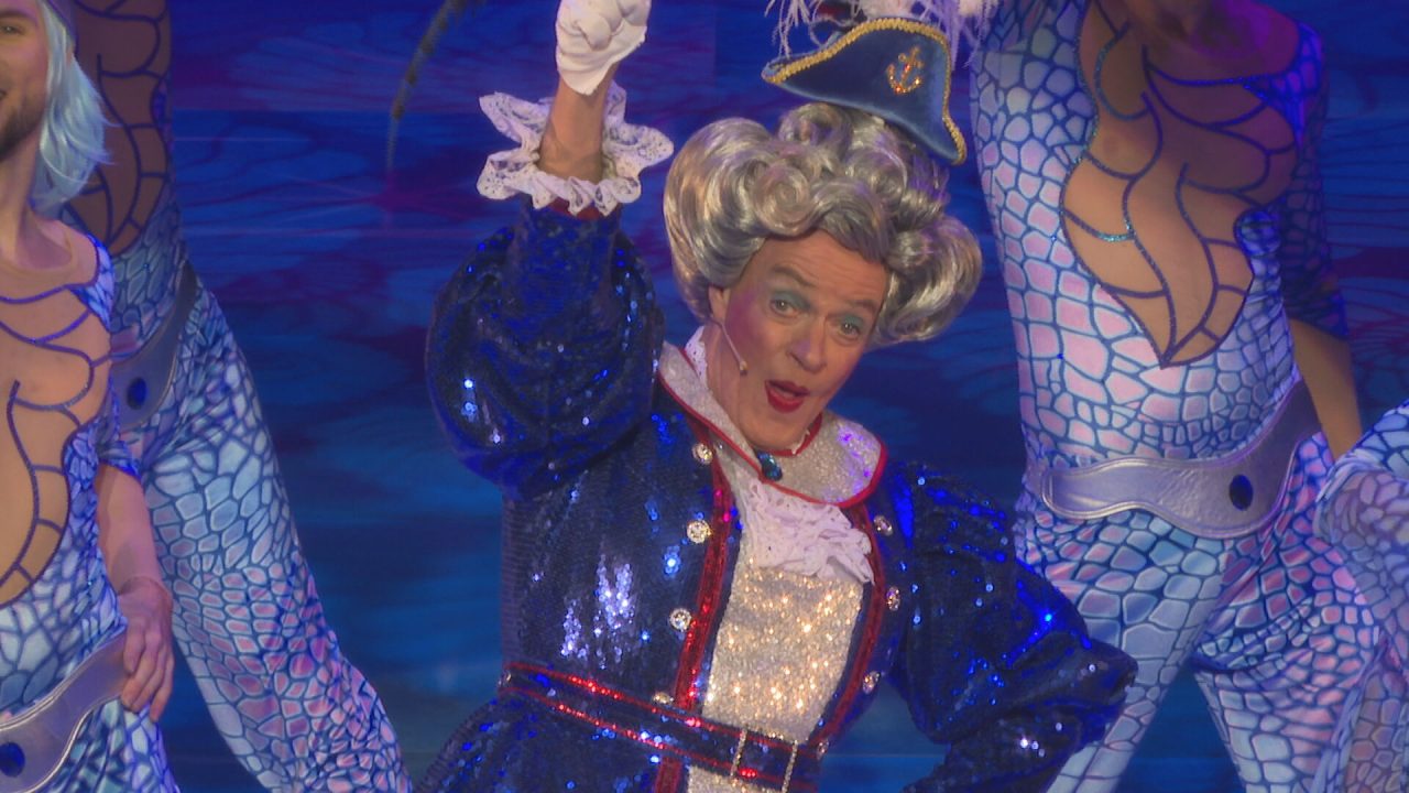 Edinburgh Panto: Behind The Scenes With The Cast Of The Pantomime 