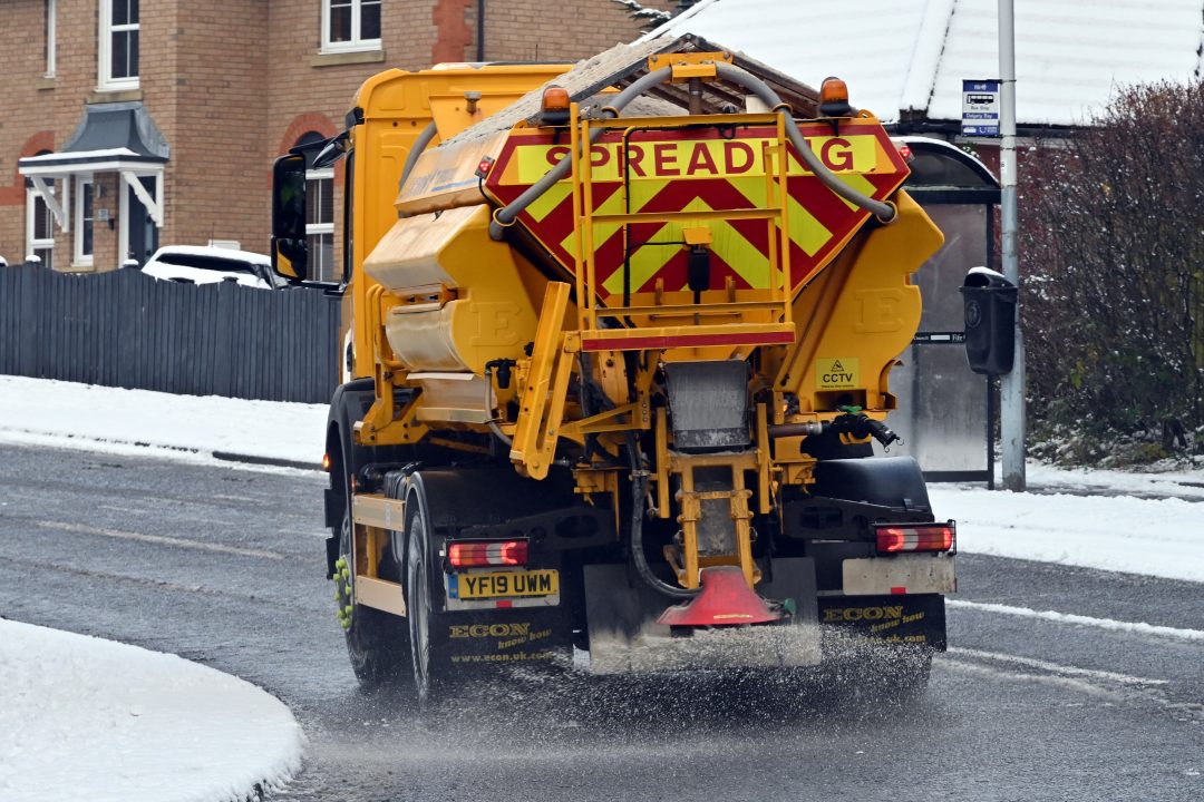 Major road closed in Dumbarton due to heavy snow amid Met Office weather warnings