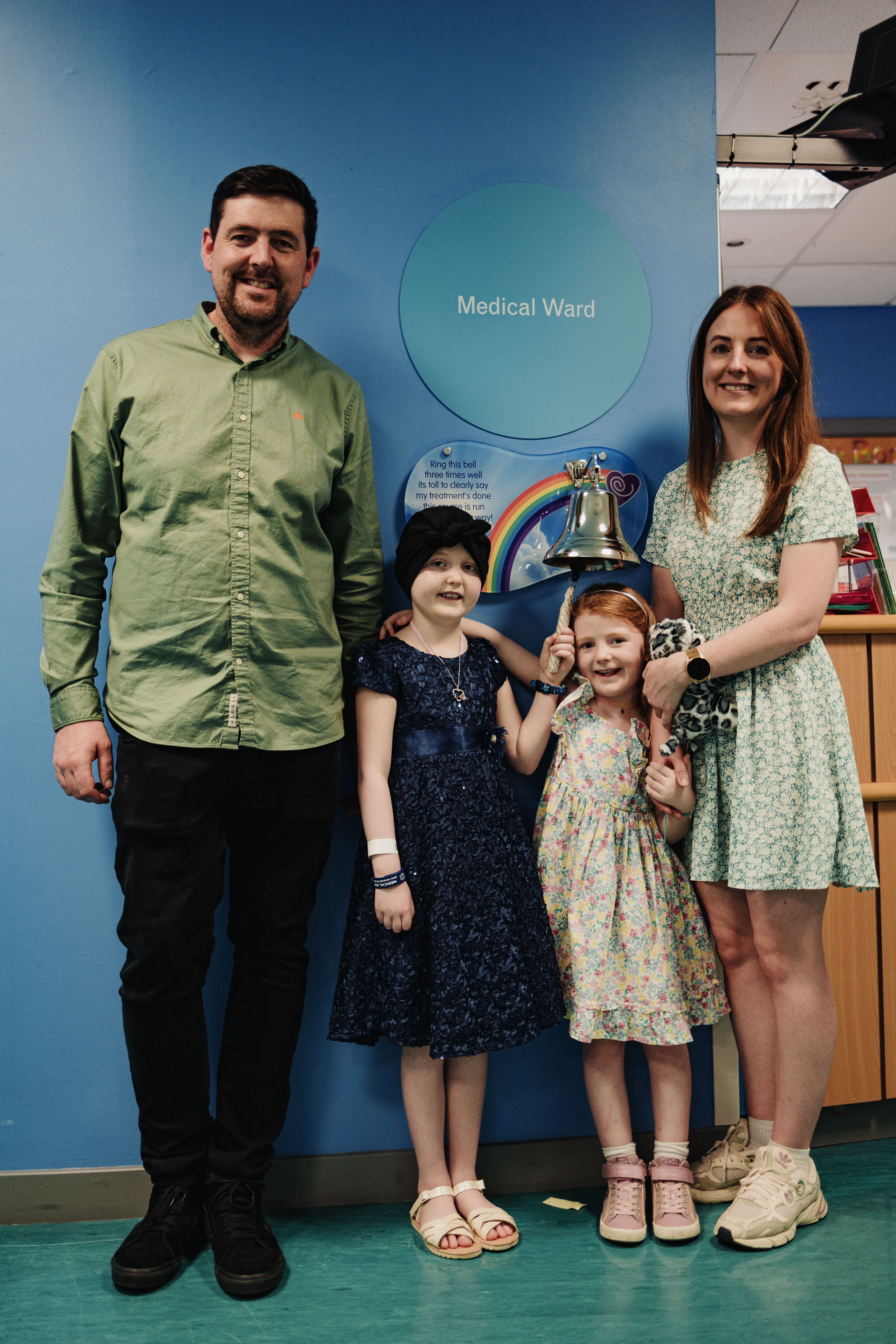 Aurora rang the bell to signal the end of treatment with her parents and little sister by her side. 