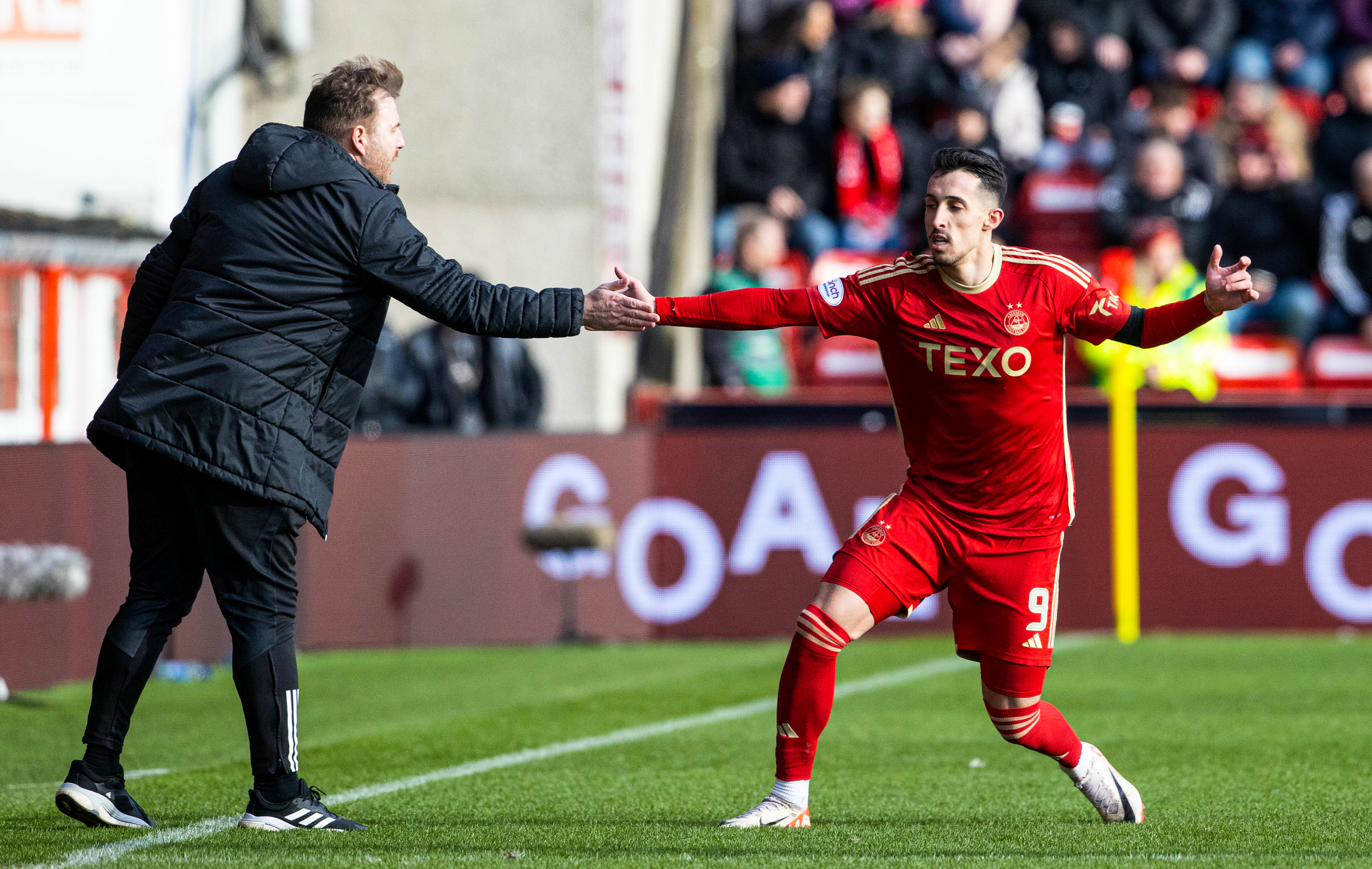 Miovski celebrates with Aberdeen Interim manager Peter Leven after making it 1-0. (Photo by Alan Harvey / SNS Group)