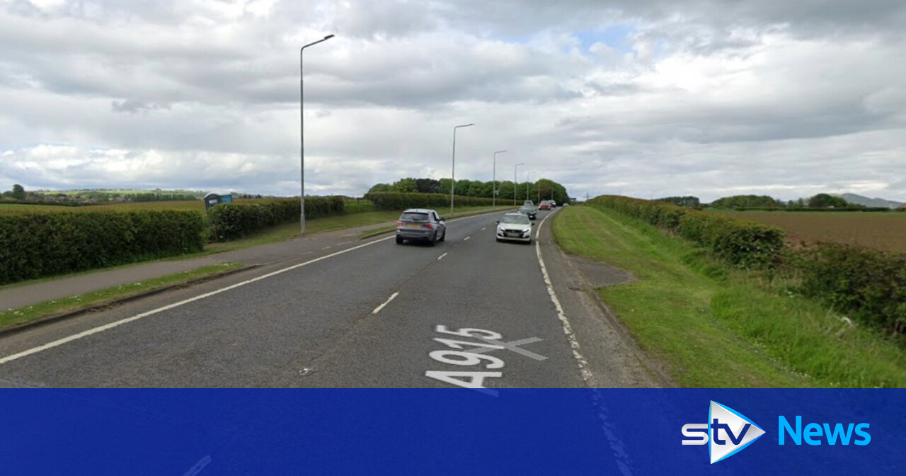 Two people taken to hospital after five-vehicle crash in Fife | STV News