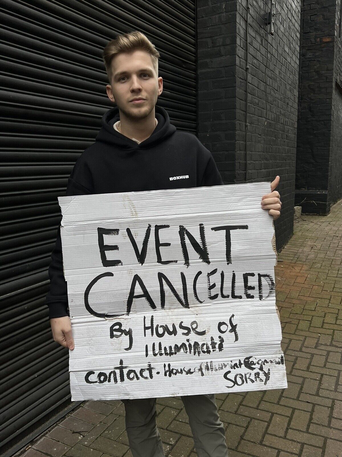 The 'event cancelled' sign from the Willy Wonka experience in Glasgow has raised over £1000. Photo: Box Hub/Ebay