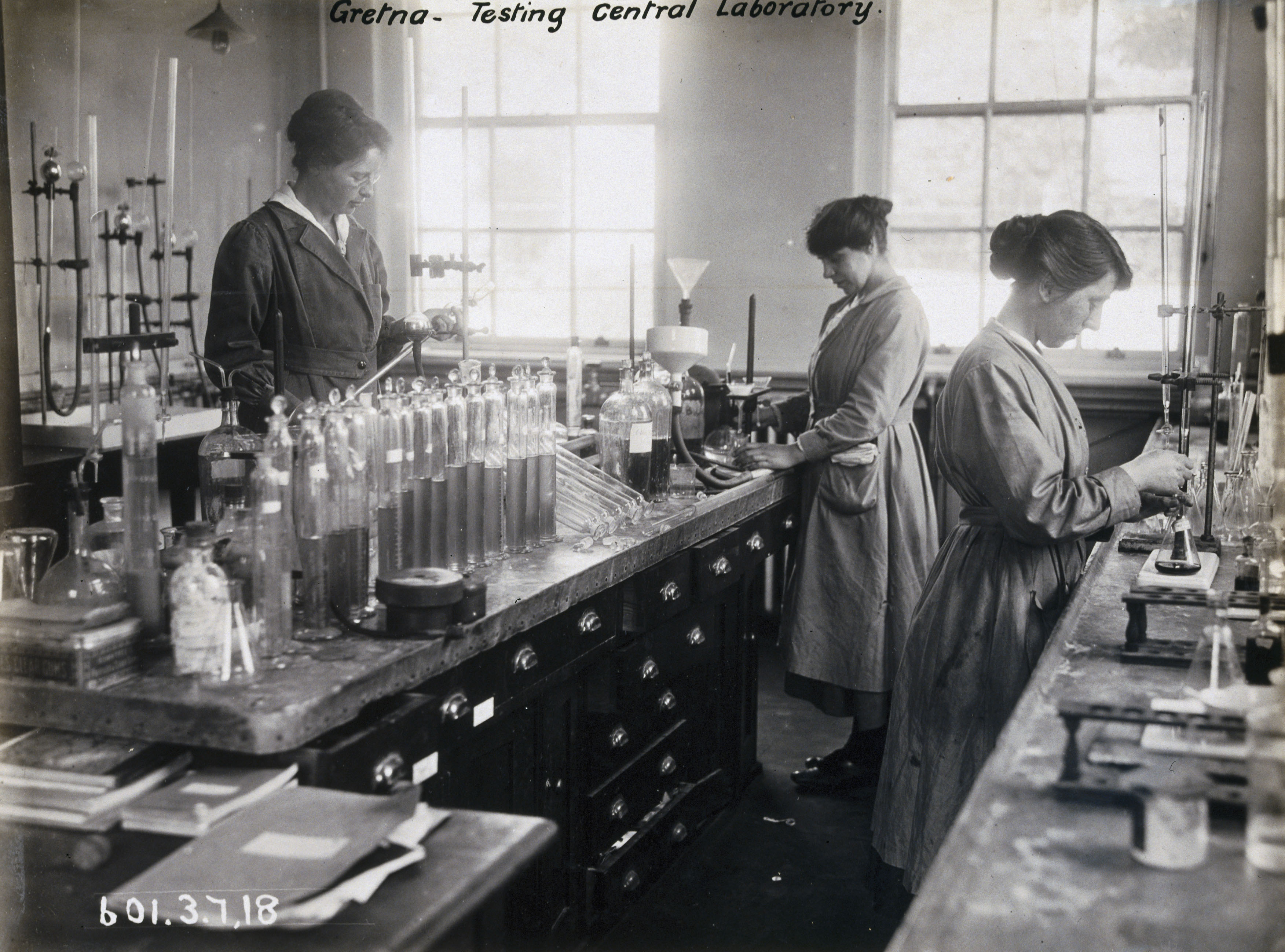 1918:  Women workers testing in the central laboratory in a huge cordite explosive factory built at Gretna in 1915, providing employment for over 9,000 women during World War I.  (Photo by SSPL/Getty Images)
