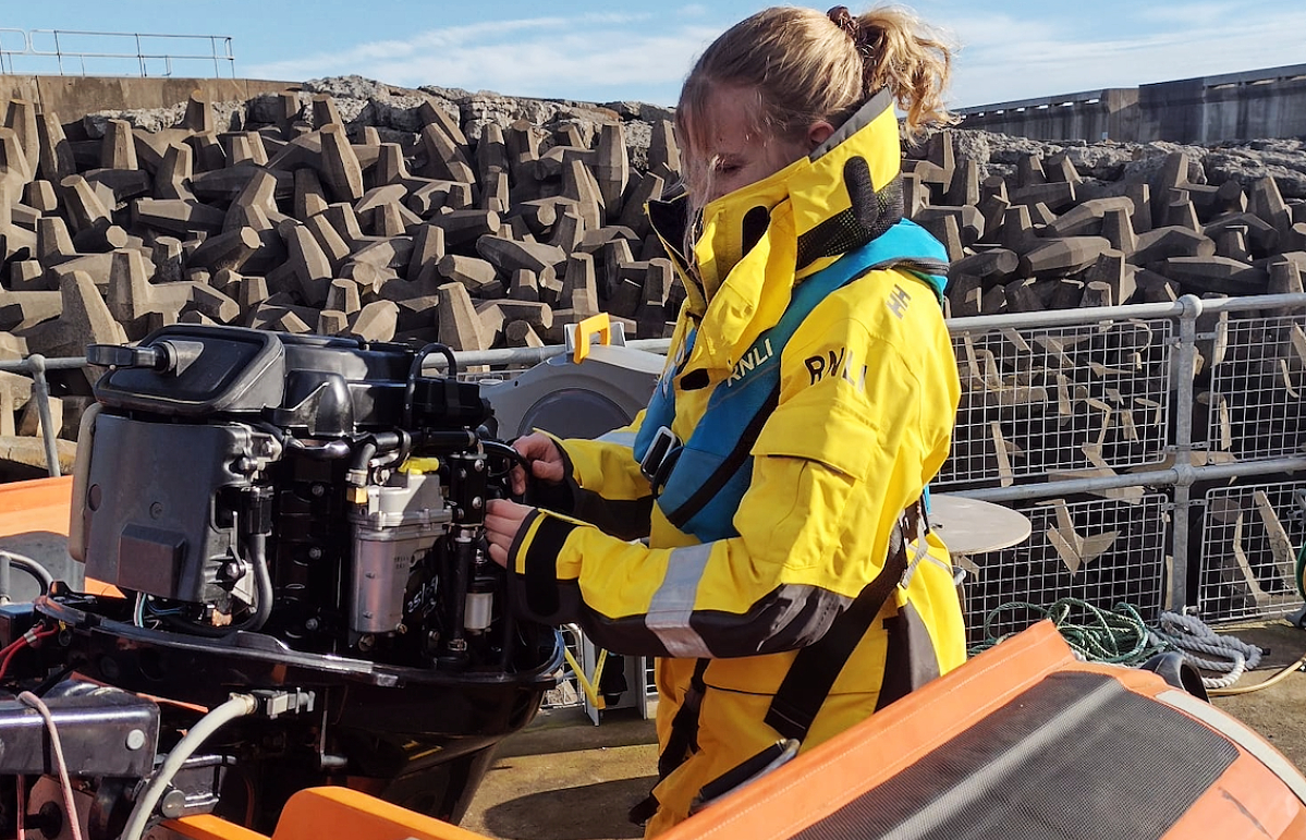 Phoebe Douglas getting to work on the engine of the boarding boat (Dunbar RNLI/Alistair Punton/PA) 