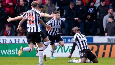 St Mirren beat Aberdeen with injury-time double as Warnock winless run continues