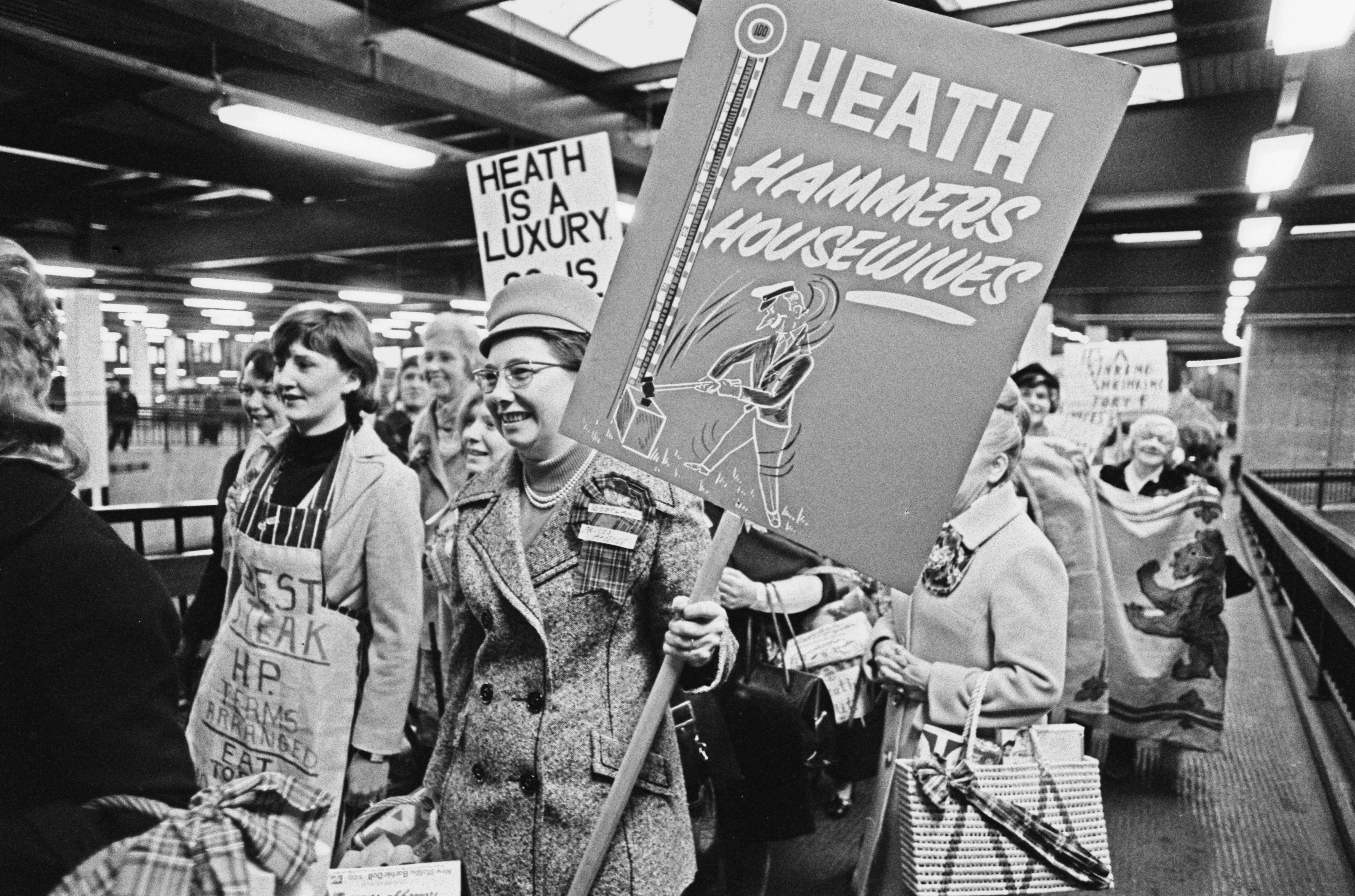 A group of women arrive at Euston Station in London from Scotland to protest against the new inflation rate announced by British Prime Minister Edward Heath, UK, October 17 1973.  (Photo by Evening Standard/Hulton Archive/Getty Images)