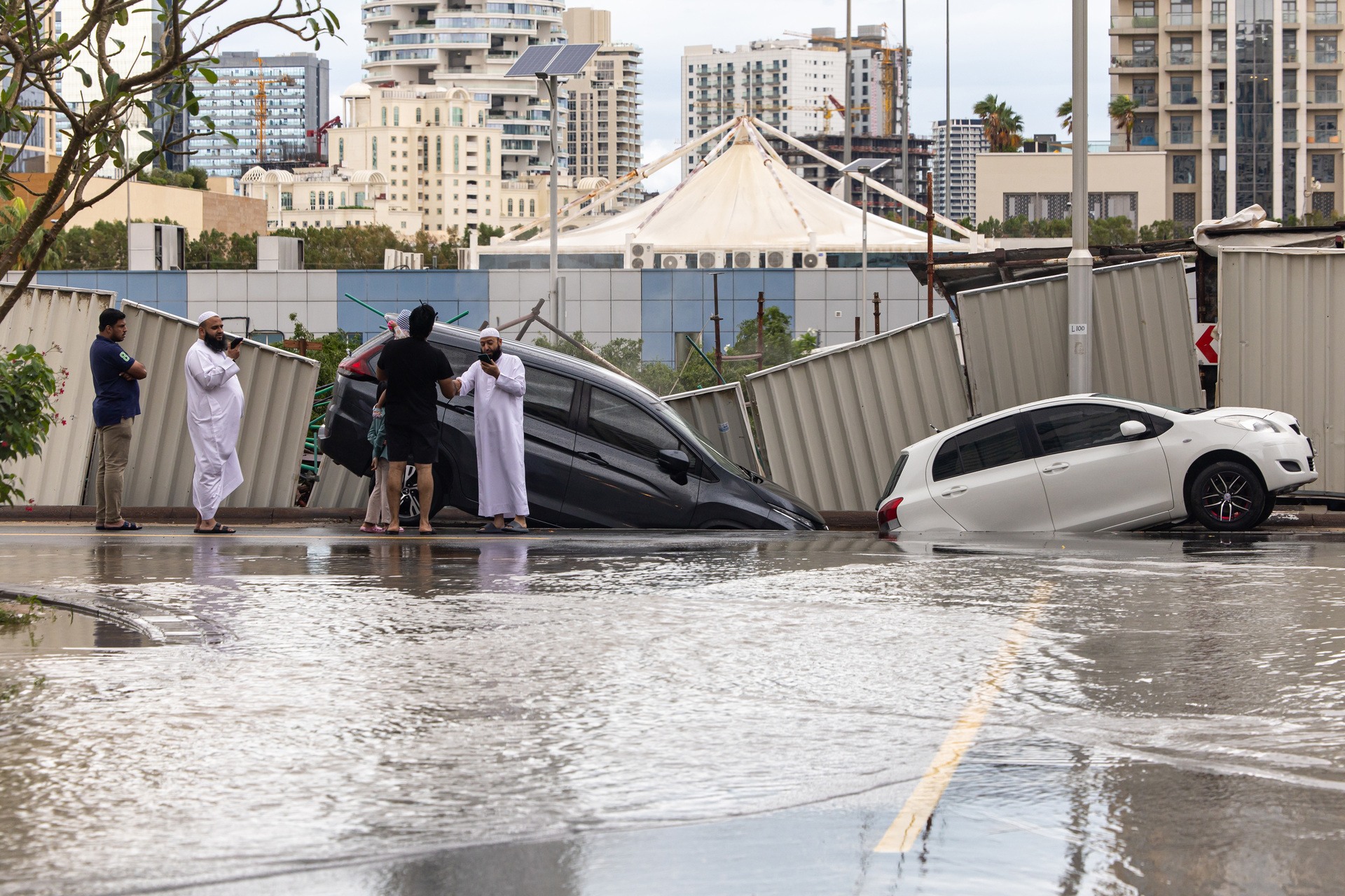 تضررت المركبات بعد انهيار جزء من الطريق بعد هطول أمطار غزيرة في منطقة مدينة دبي الرياضية في دبي، الإمارات العربية المتحدة، يوم الثلاثاء.