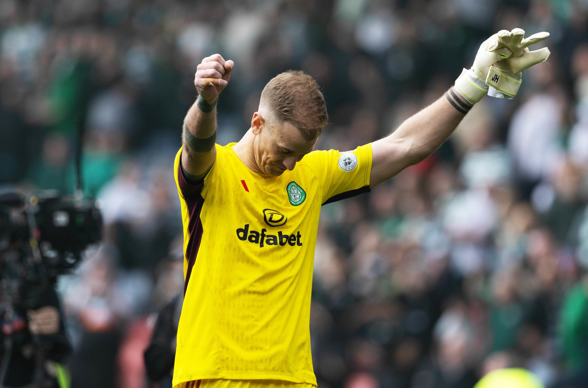 GLASGOW, SCOTLAND - APRIL 20: Celtic's Joe Hart celebrates during a Scottish Gas Scottish Cup semi-final match between Aberdeen and Celtic at Hampden Park, on April 20, 2024, in Glasgow, Scotland.  (Photo by Craig Williamson / SNS Group)