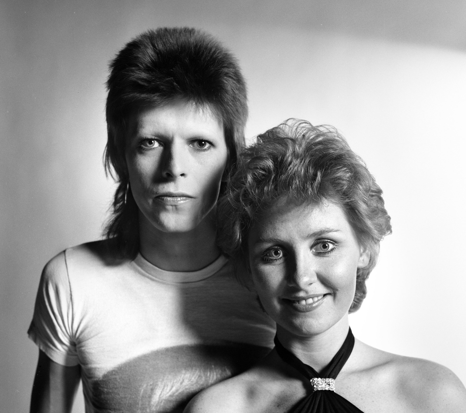 British pop singer David Bowie poses with Lulu in the Daily Mirror studio, 27th December 1973. (Photo by Kent Gavin/Mirrorpix/Getty Images)