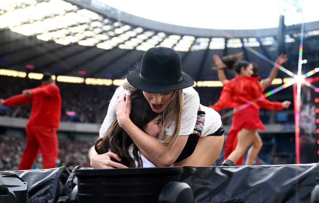 Swift passed her black fedora to a young fan who was similarly dressed.