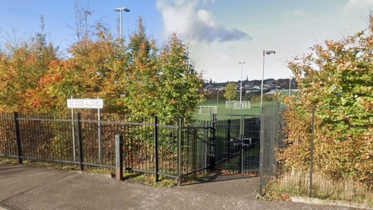 Police searching for man who ‘acted suspiciously’ towards teen at school in Dunfermline