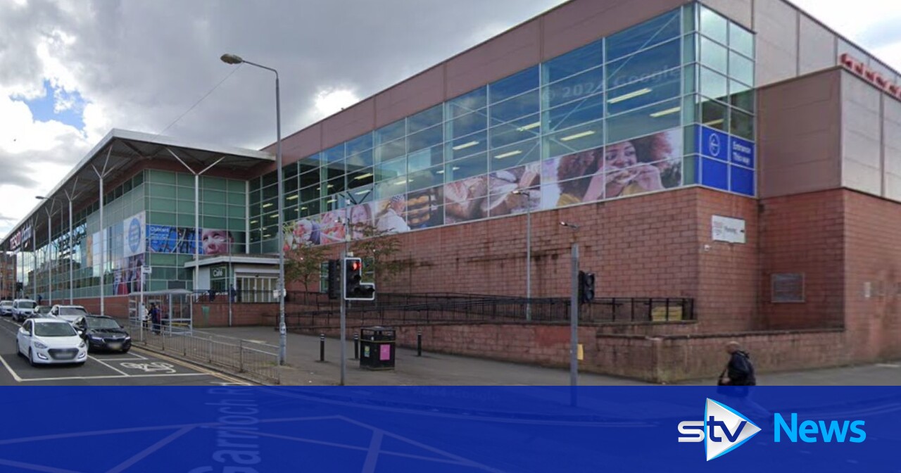 Woman taken to hospital after being struck by lorry in Glasgow | STV News