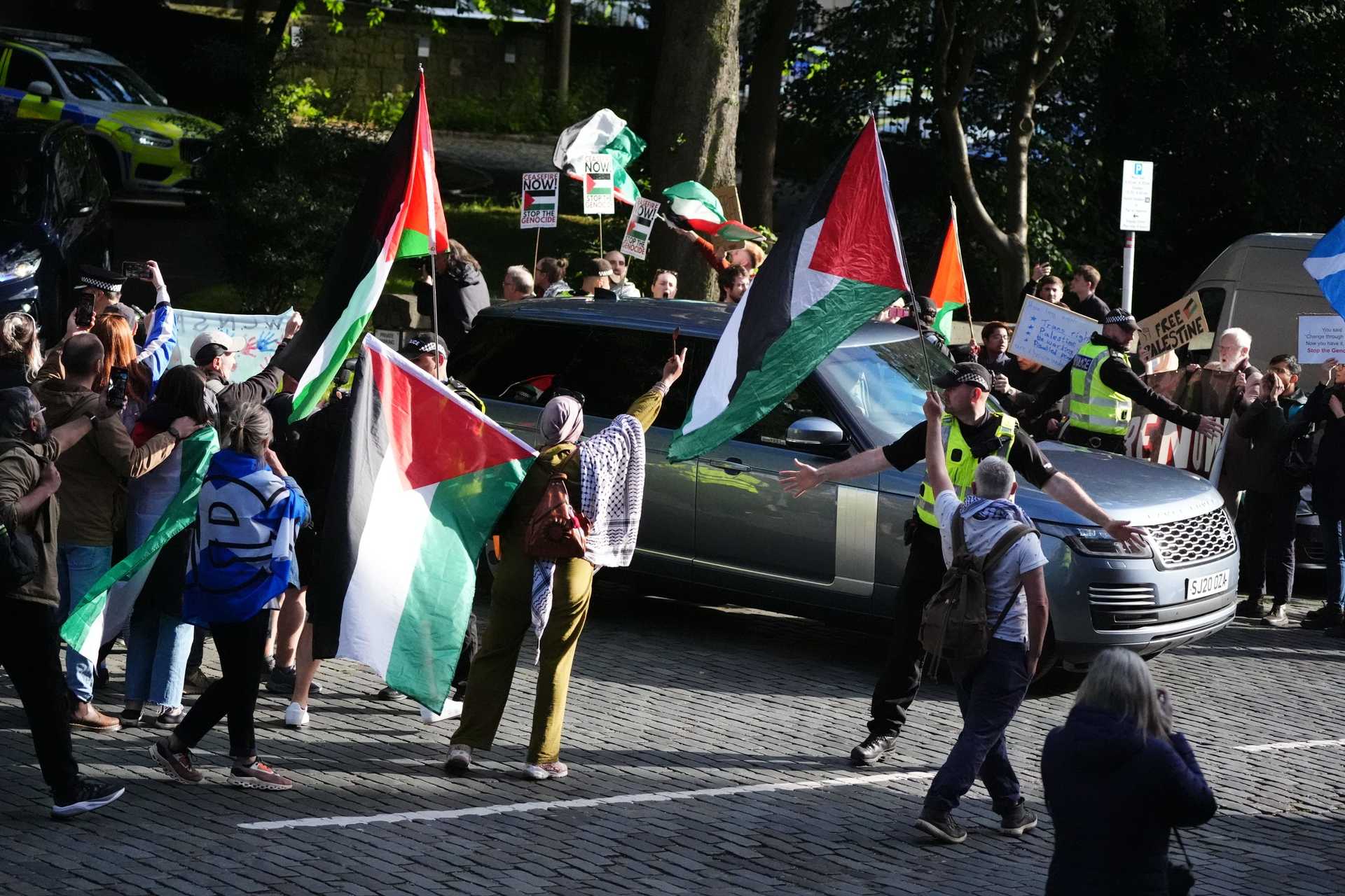 Pro-Palestinian protesters gather as the convoy carrying Prime Minister Sir Keir Starmer leaves Bute House in Edinburgh following his meeting with First Minister of Scotland John Swinney (Andrew Milligan/PA) 