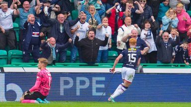 Simon Murray’s late strike secures point for Dundee at Hibernian