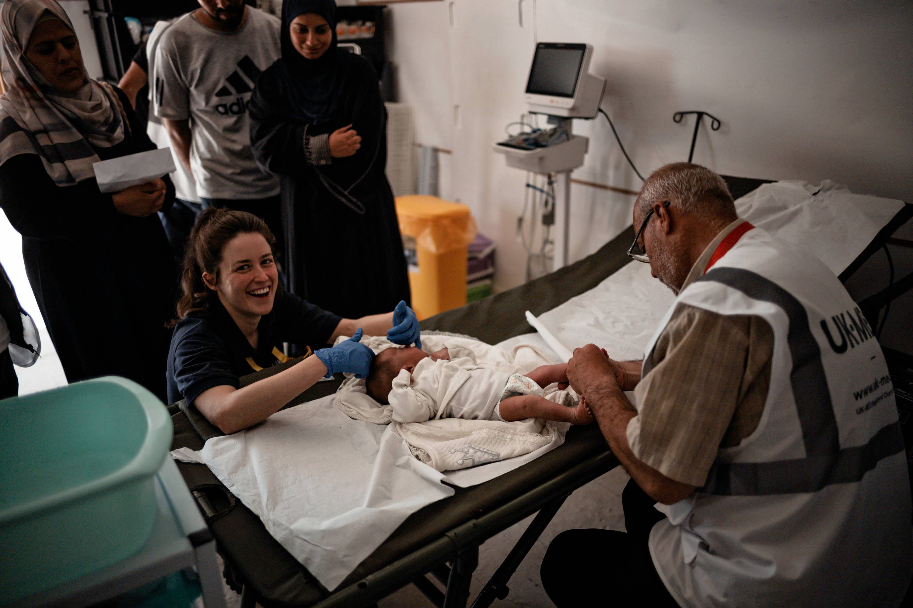 The nurse helped to set up a new field hospital .