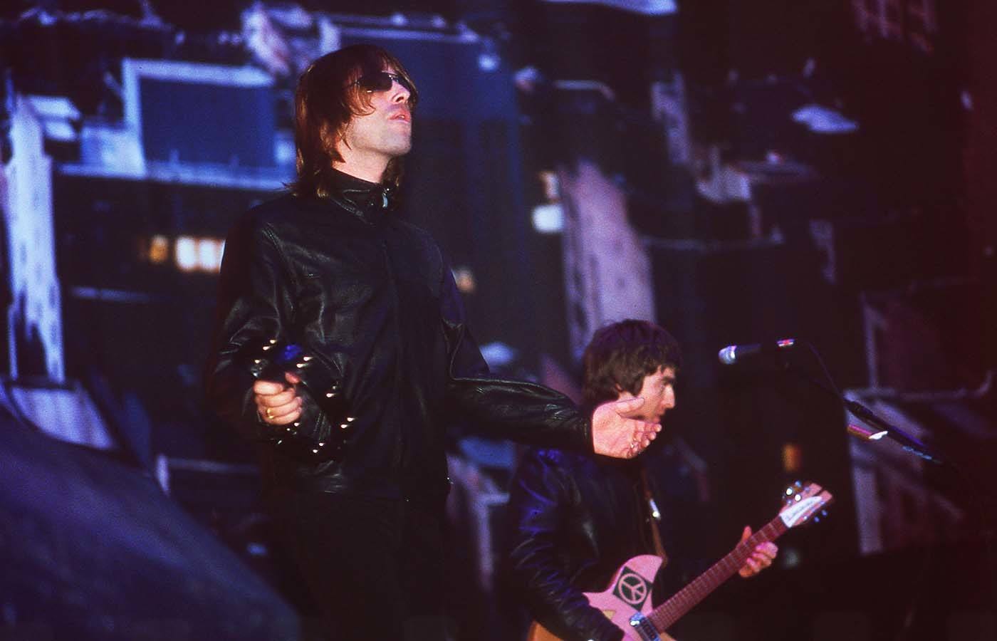 Oasis Liam Gallagher Noel Gallagher Murrayfield Stadium Edinburgh 29th July 2000. (Photo by Patrick Ford/Redferns)