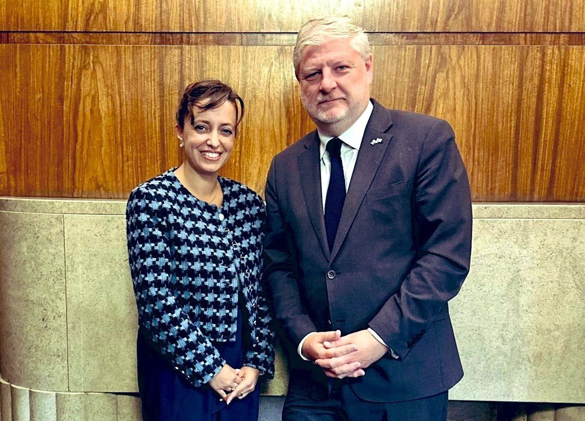 Daniela Grudsky posted a photo on social media of the meeting with Angus Robertson.